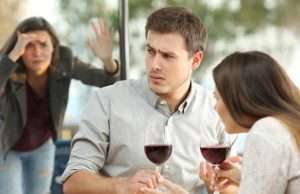 Rende impossibile la vita al suo ex fidanzato, divieto di avvicinamento per una 35enne