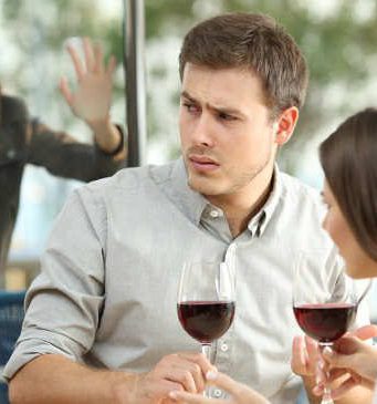 Rende impossibile la vita al suo ex fidanzato, divieto di avvicinamento per una 35enne