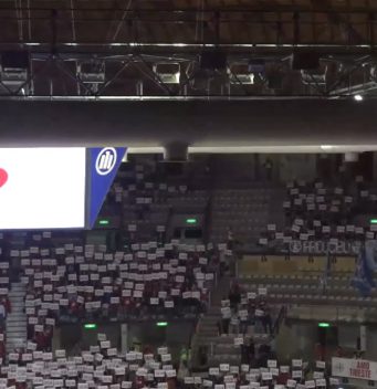 Basket, Trieste ricorda Sveva con il “cuore e la S” sul petto. Difficile trattenere le lacrime