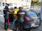 Pavone, sorprende i ladri nel capannone. Ne blocca uno e lo fa arrestare