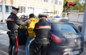 Pavone, sorprende i ladri nel capannone. Ne blocca uno e lo fa arrestare