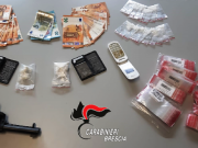 Pensionato e spacciatore. Arrestato con droga, soldi e una pistola