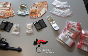 Pensionato e spacciatore. Arrestato con droga, soldi e una pistola