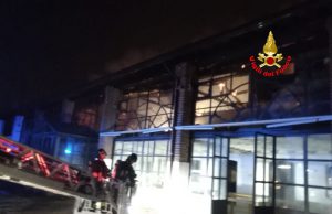 Montichiari, distrutto dalle fiamme l’ex Bar Volo. Cause in accertamento