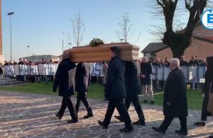 Brandico si è fermato per l’addio a Mara. Il parroco, “ora silenzio”