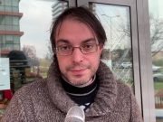 Tabaccaio dorme in negozio e mette in fuga i ladri