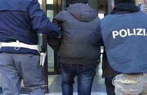 Sferra un pugno a una donna e la minaccia con un coltello, interviene la Polizia