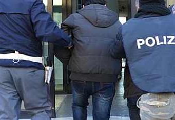 700 euro per non divulgare foto compromettenti. Arrestato estorsore