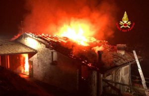 Bovegno, incendio distrugge una casa a due piani. Nessun ferito