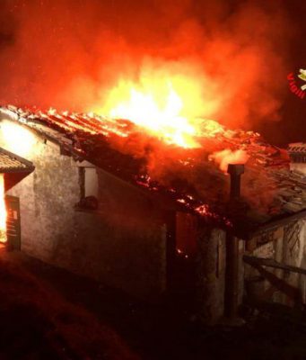 Bovegno, incendio distrugge una casa a due piani. Nessun ferito