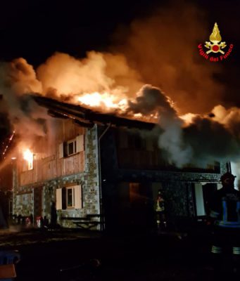 Berzo Demo, divorato dalle fiamme il Rifugio Loa