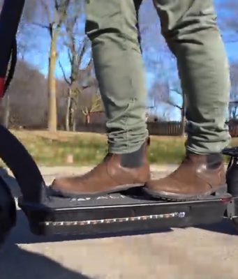 Drogato e ubriaco fa un incidente con il monopattino elettrico