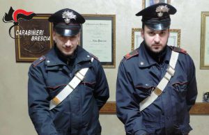 Getta la droga dal finestrino dell’auto, arrestato