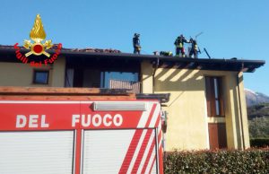 Esine, in fiamme il tetto di un’abitazione. Nessun ferito