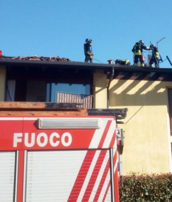Esine, in fiamme il tetto di un’abitazione. Nessun ferito