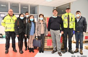 L’Unione generale delle scuole cinesi dona guanti, mascherine e tute