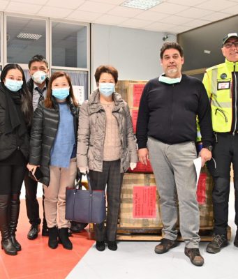 L’Unione generale delle scuole cinesi dona guanti, mascherine e tute