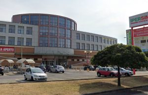 Muore la cassiera: chiuso il Simply di via Valcamonica