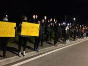 Cento donne in marcia al grido #valletrompianonsiferma