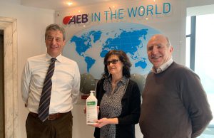AEB dona 500 flaconi di sapone igienizzante ai cittadini