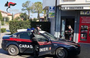 24enne in manette dopo aver rapinato una tabaccheria
