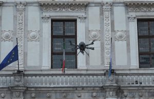 Coronavirus, il drone dei Carabinieri di Brescia per pattugliare la città dall’alto
