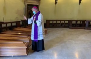 Mons. Tremolada benedice le vittime del coronavirus al Cimitero di Brescia