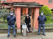 Le forze dell’ordine aiutano a consegnare le bombole d’ossigeno