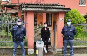 Le forze dell’ordine aiutano a consegnare le bombole d’ossigeno