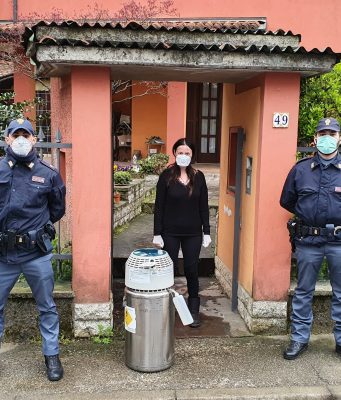 Le forze dell’ordine aiutano a consegnare le bombole d’ossigeno