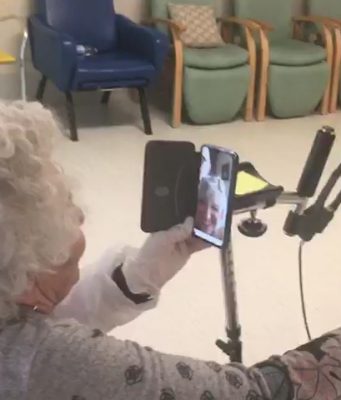 Coronavirus, alla RSA Paolo VI di Bagnolo Mella le videochiamate dei nonni ai familiari