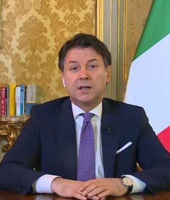 Coronavirus, librerie, lavanderie, abbigliamento per bambini, le prime riaperture. Confermata la serrata fino al 3 maggio