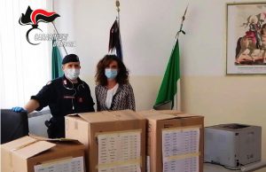 I Carabinieri consegnano i pc per la didattica a distanza