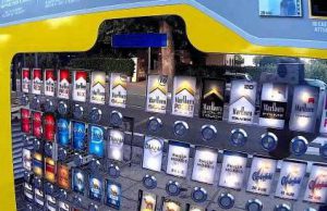 Regione Lombardia spegne i distributori automatici di sigarette. Ma si può tornare a giocare ai gratta e vinci