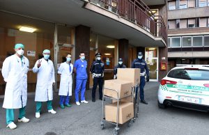 La Polizia Locale dona tute e occhiali al Civile