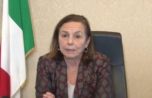 Migranti, Lamorgese avvisa Sarraj: “Evacuare i centri di detenzione in Libia”