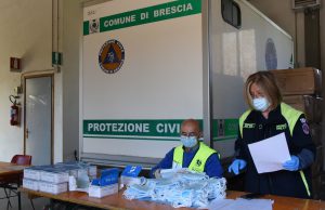 In consegna le mascherine a Brescia