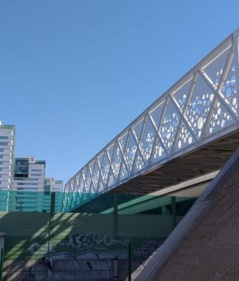 Posizionato il ponte ciclopedonale, prove di carico il 4 maggio