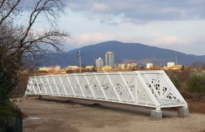 Questa sera verrà posato il ponte ciclopedonale di via Flero