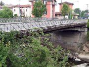 Sotto i ferri il ponte stradale di via Milano