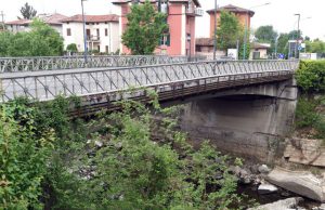 Sotto i ferri il ponte stradale di via Milano