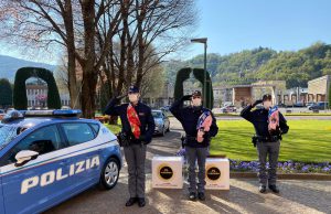 La Polizia dona uova di Pasqua ai bambini del Civile