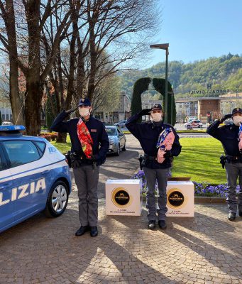 La Polizia dona uova di Pasqua ai bambini del Civile