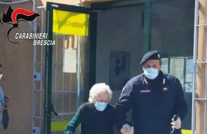 Manerba: i Carabinieri accompagnano una centenaria in posta