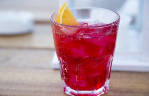 Aperitivo in giardino, ma uno di loro è positivo al covid