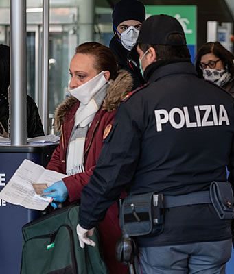 Coronavirus, il Viminale dice sì alle passeggiate sotto casa con i bambini”. Ed è di nuovo caos e polemica
