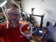 Stampa le visiere e le dona agli operatori in prima linea