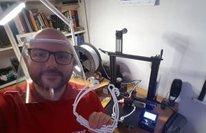 Stampa le visiere e le dona agli operatori in prima linea