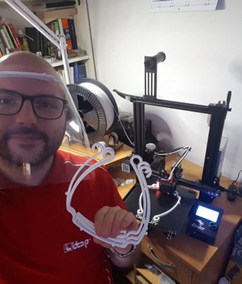 Stampa le visiere e le dona agli operatori in prima linea