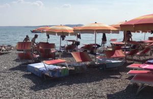 Rezza, ISS, “il mare è sicuro, il Covid-19 non nuota nell’acqua. E la sabbia di mare non trasmette il contagio”